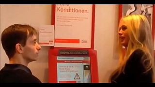 Высокая блондинка взяла в рот у тощего друга своего сына и трахнулась с ним раком