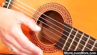 Две старые лесбиянки ласкают друг дружку на диване