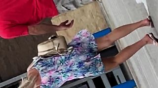 Мужик снимает на камеру тёлок со стройными ногами