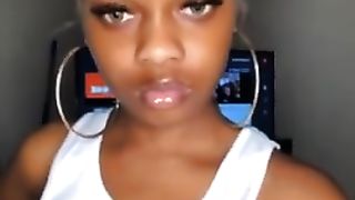 Молодая негритоска крутит большой задницей перед камерой